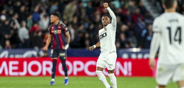 Jugadores Valencia CF durante partido en el Martínez Valero ante Elche