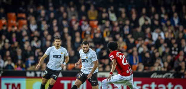 Jugadores del Valencia CF durante un partido en Mestalla esta temporada