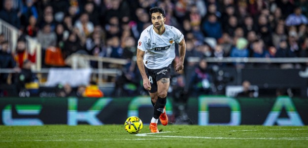 Eray Cömert durante el partido contra el Elche CF antes de lesionarse