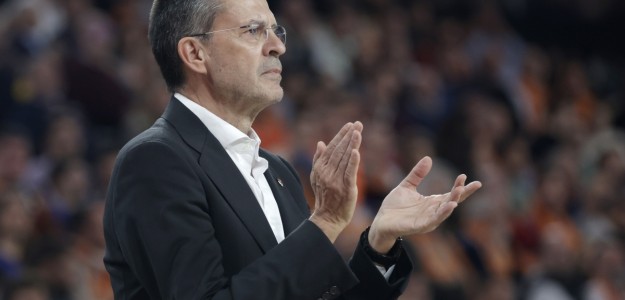 Pedro Martínez celebra empapado tras lograr segunda plaza Euroliga Valencia Basket