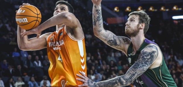 Valencia Basket jugadores celebrando clasificación playoffs Euroliga Roig Arena
