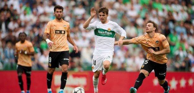 Aleix Febas durante entrenamiento del Elche CF en la ciudad deportiva