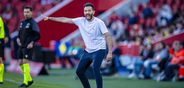 Carlos Corberán gesticula durante el partido Valencia CF Mallorca