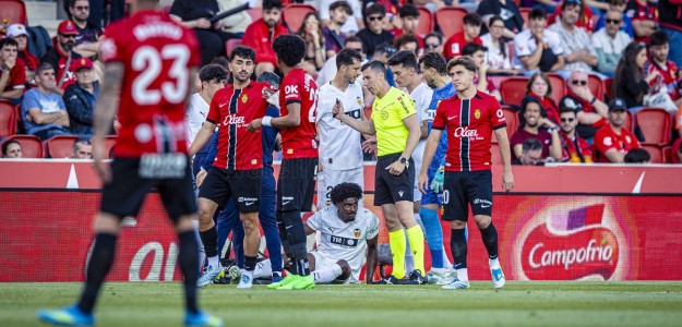 Thierry Rendall lesionado durante Valencia CF Mallorca en Mestalla