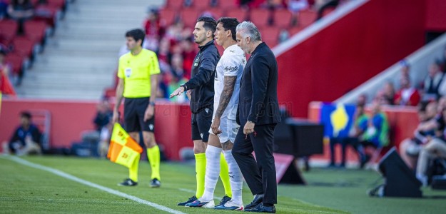 Renzo Saravia durante su debut con el Valencia CF ante el Mallorca