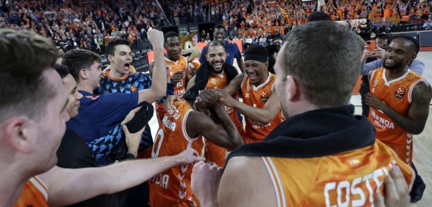 Pedro Martínez dirigiendo al Valencia Basket desde el banquillo del Roig Arena