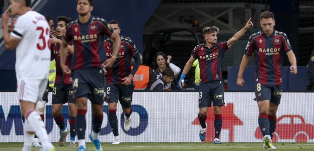 Iván Romero celebra su doblete contra el Sevilla en el Ciutat de València
