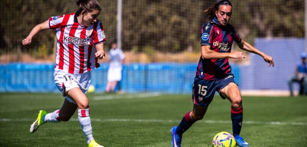 Jugadoras del Levante UD femenino durante un entrenamiento preparando el partido