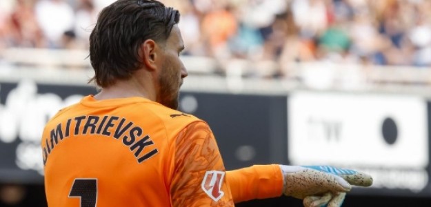 Dimitrievski realiza una parada decisiva durante Valencia CF Girona