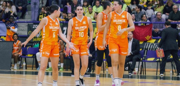 Jugadores Valencia Basket durante partido ante Jairis fase regular