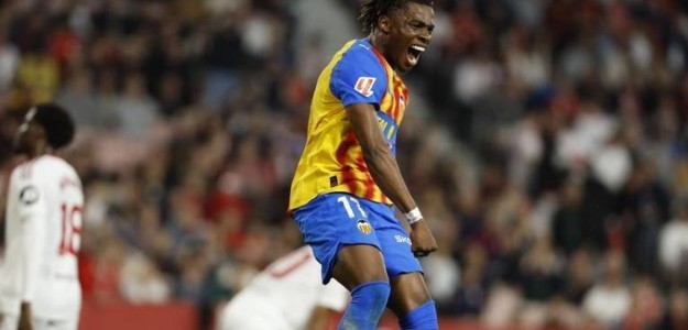 Ramazani celebra un gol con la camiseta del Valencia CF