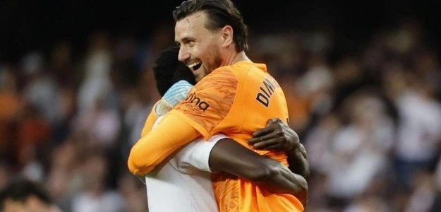 Stole Dimitrievski realizando una parada durante un partido del Valencia CF