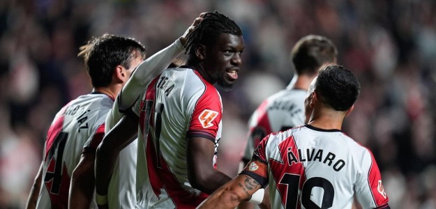 Randy Nteka celebra su gol ante el Elche CF en Vallecas