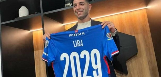 Erik Lira durante un partido con Cruz Azul en la liga mexicana