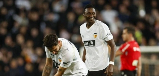 Hugo Duro y Sadiq disputan un balón durante entrenamiento Valencia CF