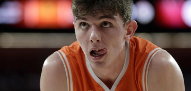 Sergio de Larrea con el balón durante un partido del Valencia Basket en la ACB