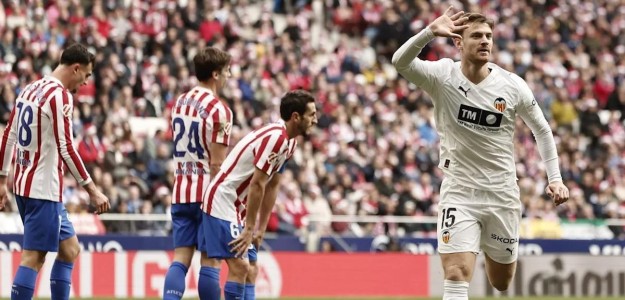 Jugadores Valencia CF Atlético Madrid disputan balón Mestalla