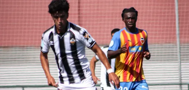 Mario Domínguez y Víctor Jr. durante un encuentro en Mestalla