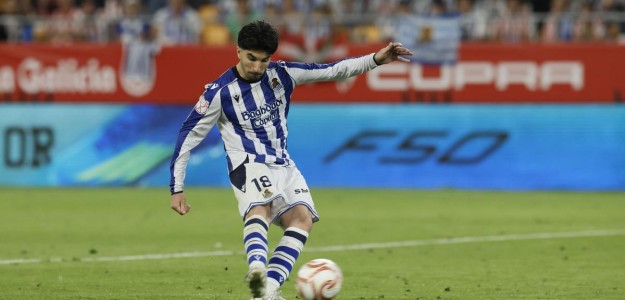 Carlos Soler celebra la Copa del Rey con la Real Sociedad en La Cartuja