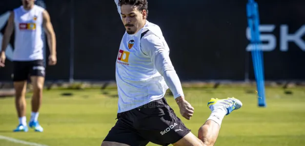 Filip Ugrinic entrena con el Valencia CF en la Ciudad Deportiva de Paterna