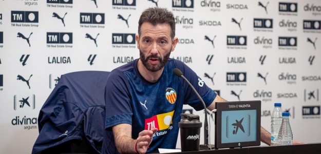 Carlos Corberán durante rueda de prensa del Valencia CF