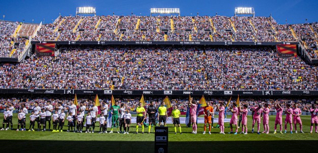 Jugadores del Valencia CF tras el gol del Celta en Mestalla