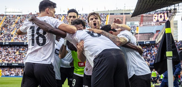 Jugadores del Valencia CF celebrando el gol ante el Girona en Mestalla