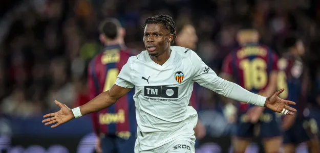 Largie Ramazani celebra un gol con la camiseta del Valencia CF en Mestalla