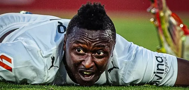 Umar Sadiq celebra gol con Valencia CF en Mestalla