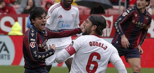 Carlos Espí celebra su gol de cabeza ante el Sevilla en el Ciudad de Valencia