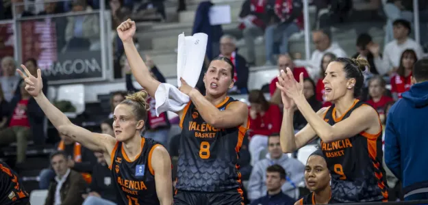 Nyara Fiebich celebra triple anotado con Valencia Basket en Fonteta