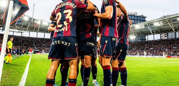 Jugadores del Levante celebran el gol de la permanencia ante Mallorca
