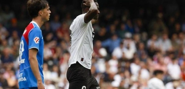Carlos Corberán dirige al Valencia CF desde la banda en Mestalla