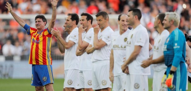 Mario Kempes celebrando un gol con la camiseta del Valencia CF en Mestalla