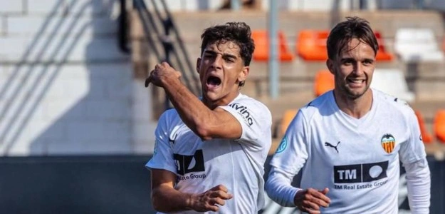 Víctor Jr celebra un gol con el Valencia Mestalla esta temporada