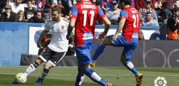 Jugadores del Levante UD celebran el gol de la remontada ante Osasuna