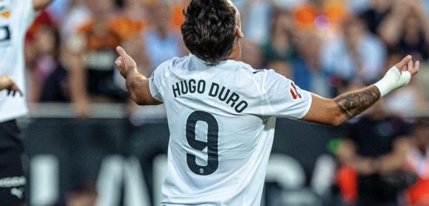 Hugo Duro celebra gol Valencia CF contra Barcelona Mestalla