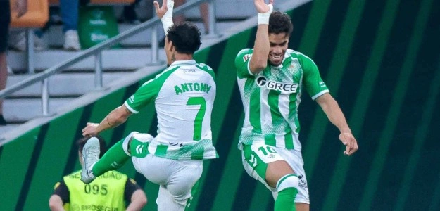Jugadores del Levante UD celebran la permanencia matemática en LaLiga