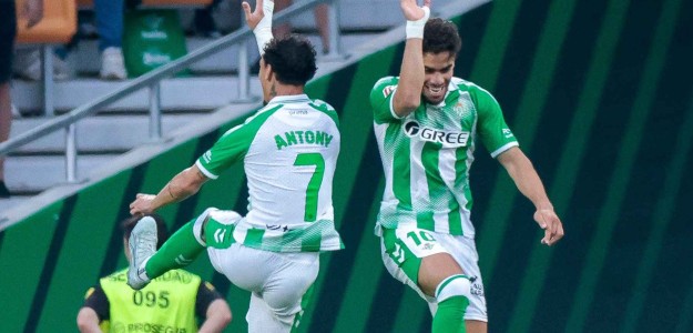 Jugadores del Levante UD celebran la permanencia matemática en LaLiga
