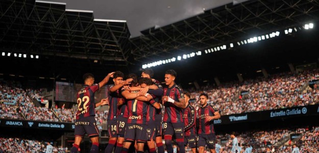 Jugadores del Levante UD celebrando la victoria ante el Celta en Balaídos