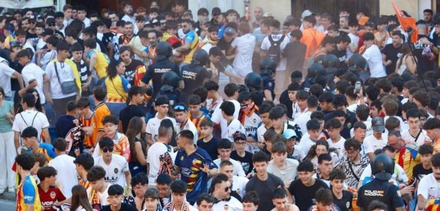 Aficionados Valencia CF enfrentamientos policía Mestalla protestas Lim