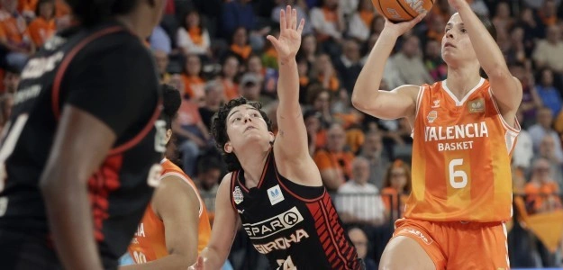 Jugadoras Valencia Basket celebran clasificación final tras eliminar Girona