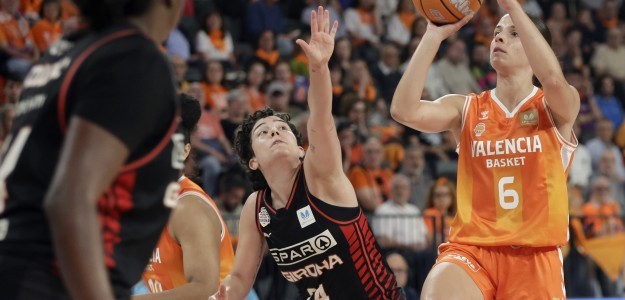 Jugadoras Valencia Basket celebran clasificación final tras eliminar Girona