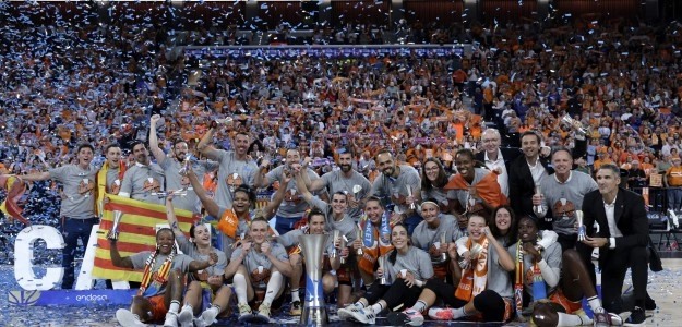 Jugadoras Valencia Basket femenino celebran título Liga tras vencer Girona