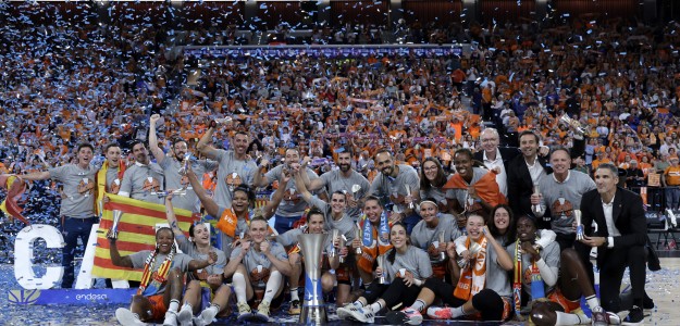 Jugadoras Valencia Basket femenino celebran título Liga tras vencer Girona