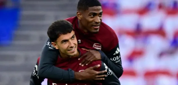 Cristhian Mosquera durante un partido con el Arsenal en la Champions League