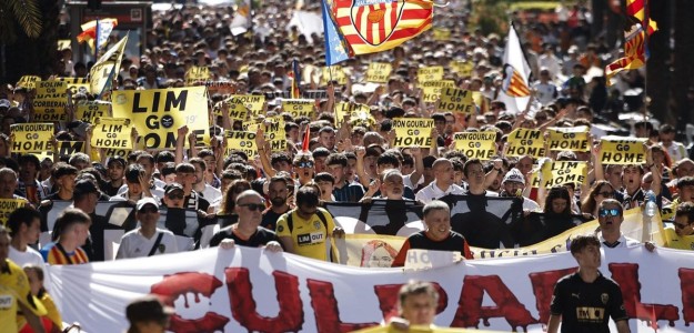 Aficionados del Valencia CF protestan contra Peter Lim en Mestalla
