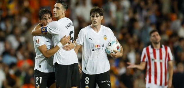 Carlos Corberán dirige un entrenamiento del Valencia CF antes del partido en San Mamés