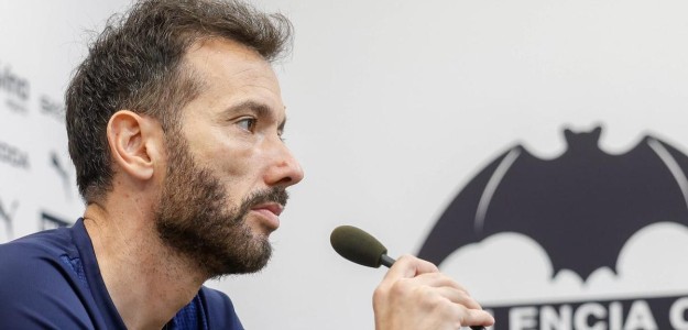Carlos Corberán durante rueda de prensa del Valencia CF