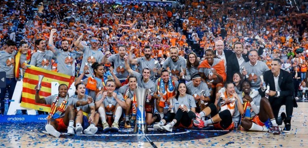 Yvonne Anderson celebra canasta ganadora Valencia Basket Liga F Endesa